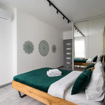 Ursus Luna By Bookinghost Warschau