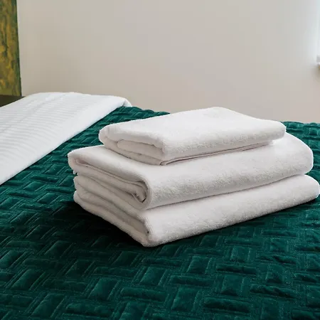 Ursus Luna By Bookinghost ワルシャワ